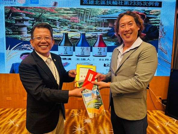 Spark社長致贈紀念品，感謝KJ Eric帶來的精彩演說!